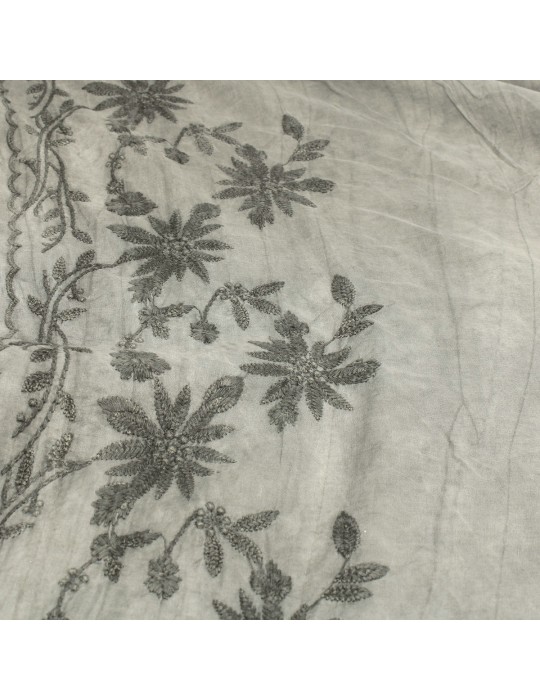 Tissu voile de coton brodé gris